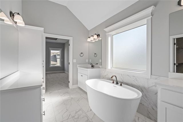 10205 N Winchester Avenue, Kansas City, MO 64156