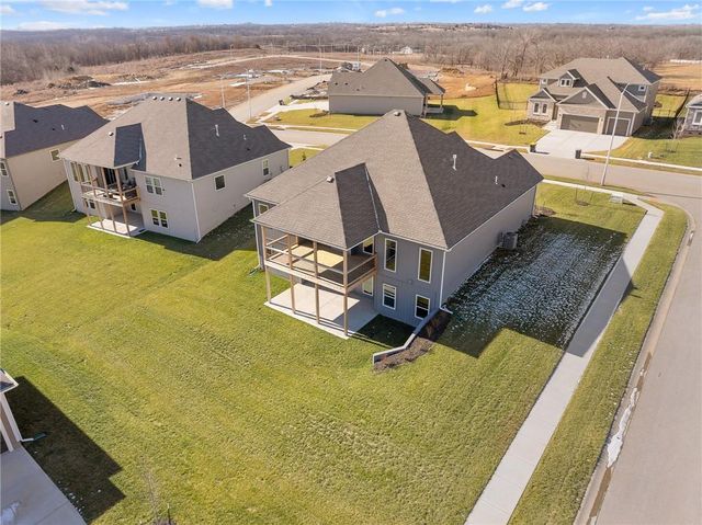 10205 N Winchester Avenue, Kansas City, MO 64156