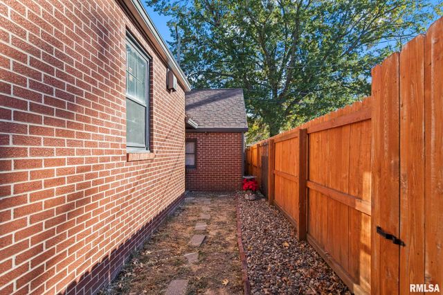 412 Outer Park Drive, Springfield, IL 62704