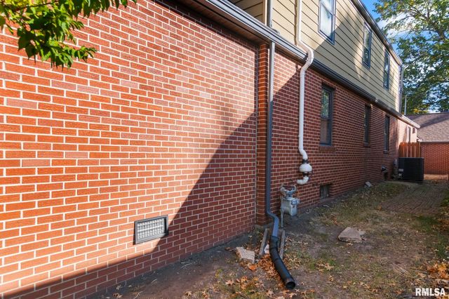 412 Outer Park Drive, Springfield, IL 62704