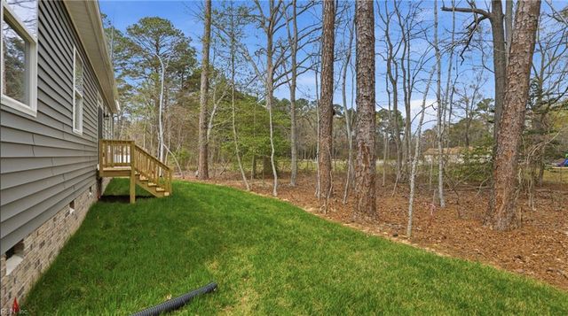 2049 Swiss LN, Hayes, VA 23072