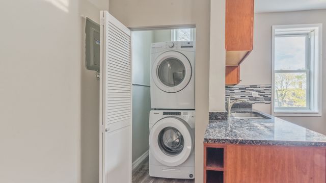 1327 E 52nd Street 302, Chicago, IL 60615