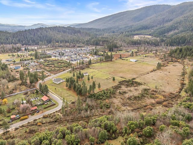 620 W River Street, Cave Junction, OR 97523