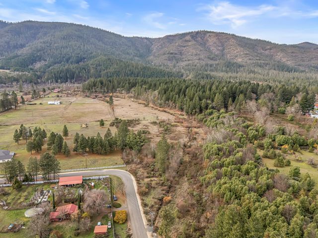 620 W River Street, Cave Junction, OR 97523