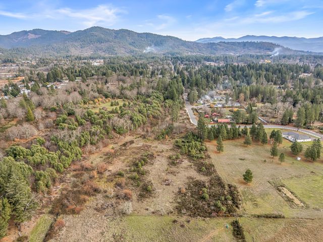 620 W River Street, Cave Junction, OR 97523