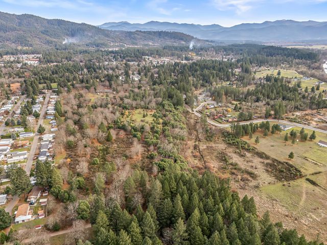 620 W River Street, Cave Junction, OR 97523