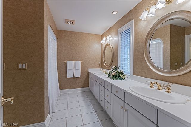 16770 Staffordshire Court, Chagrin Falls, OH 44023