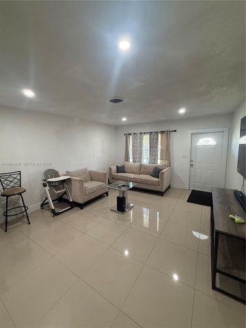310 NE 38th St, Deerfield Beach, FL 33064