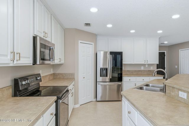811 HICKORY KNOLLS Drive, Green Cove Springs, FL 32043