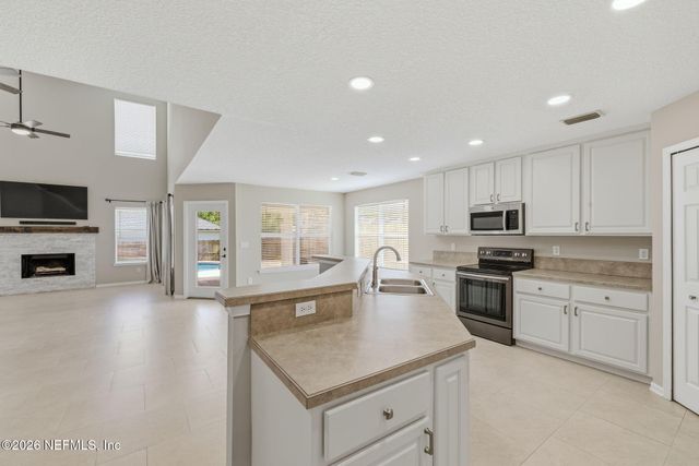 811 HICKORY KNOLLS Drive, Green Cove Springs, FL 32043