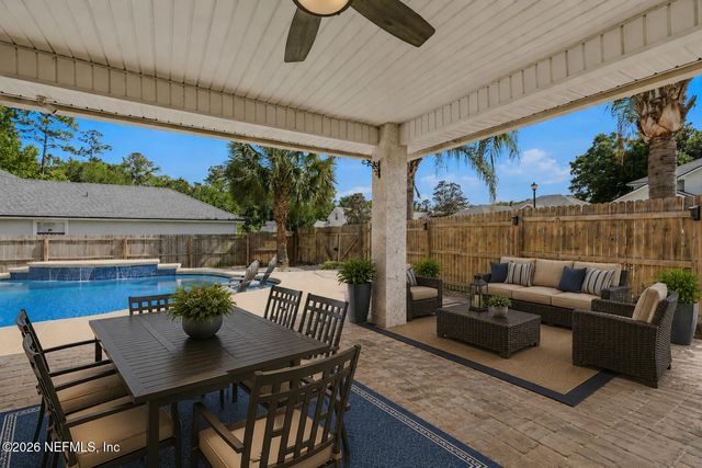 811 HICKORY KNOLLS Drive, Green Cove Springs, FL 32043