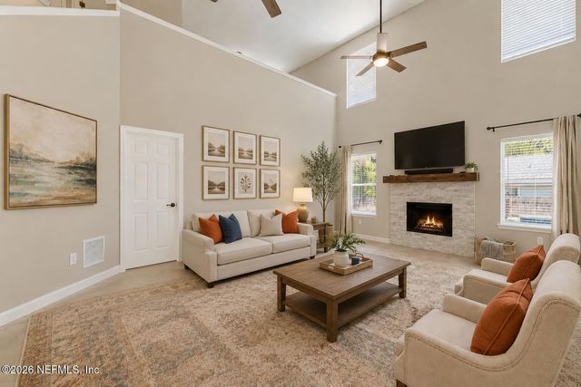 811 HICKORY KNOLLS Drive, Green Cove Springs, FL 32043