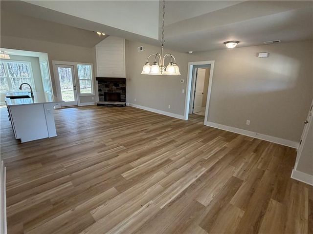 629 136 Connector, Talking Rock, GA 30175