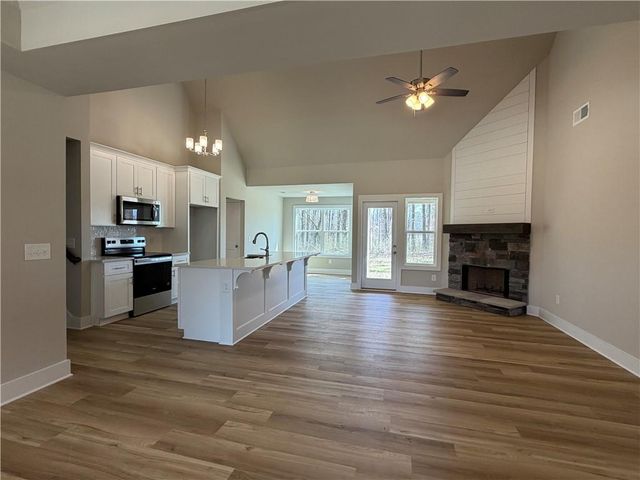 629 136 Connector, Talking Rock, GA 30175