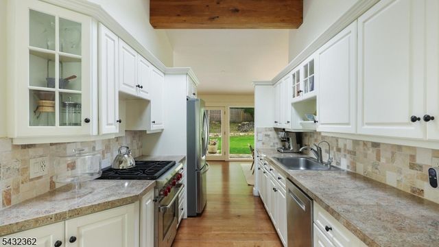 75 Seney Dr, Bernardsville Boro, NJ 07924