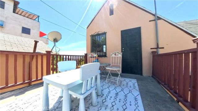 641 Sunnyhill Drive, Los Angeles, CA 90065