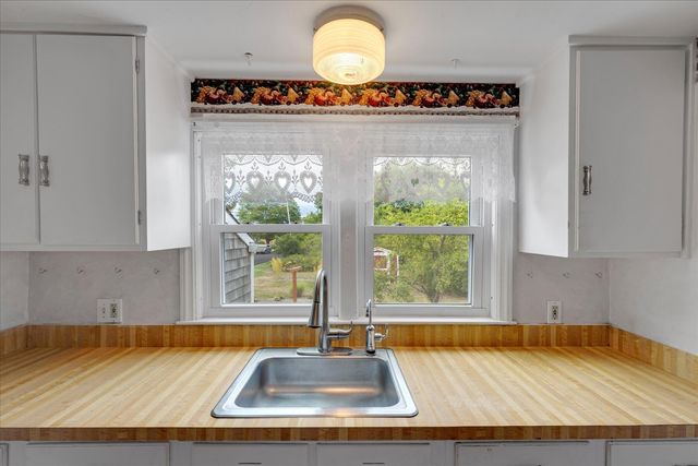 13 Hammond Street, Mattapoisett, MA 02739