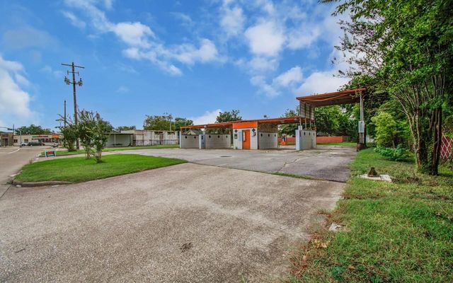 1701 Lee Drive, Baytown, TX 77520