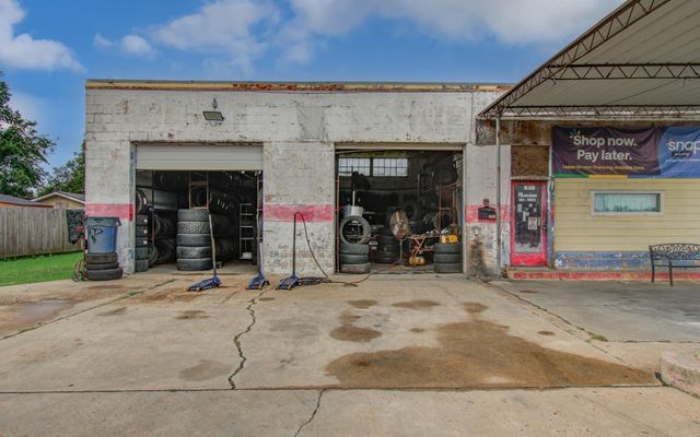 1701 Lee Drive, Baytown, TX 77520