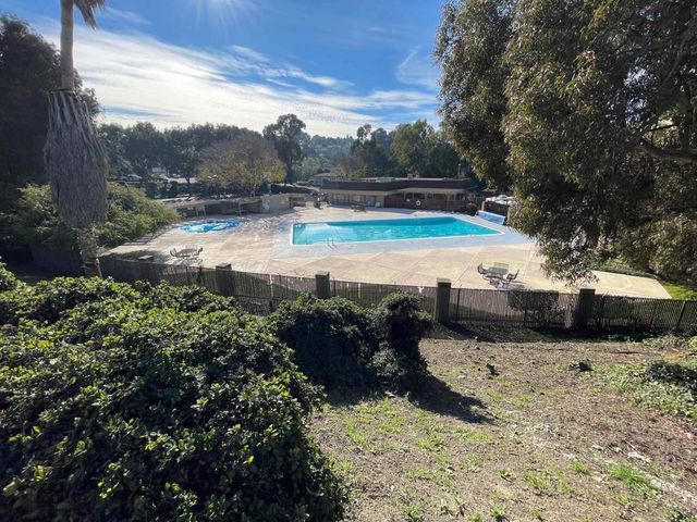 61 Greenview Ln, Richmond, CA 94803