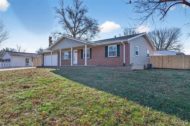 28 Saint Lawrence Drive, St Peters, MO 63376