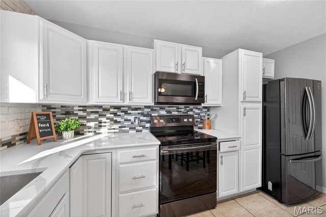 28 Saint Lawrence Drive, St Peters, MO 63376