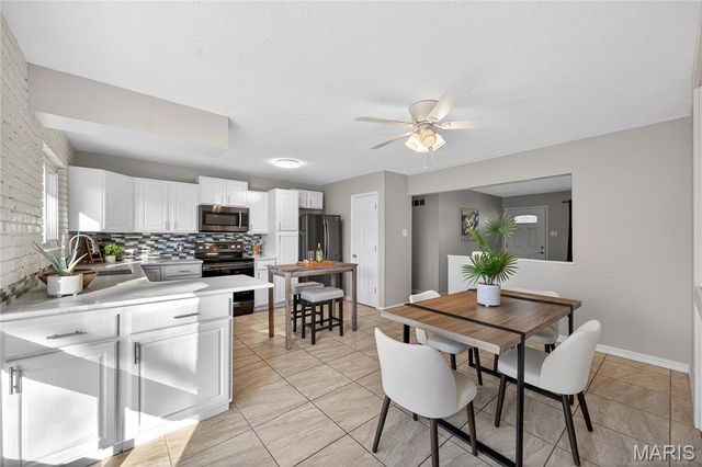 28 Saint Lawrence Drive, St Peters, MO 63376