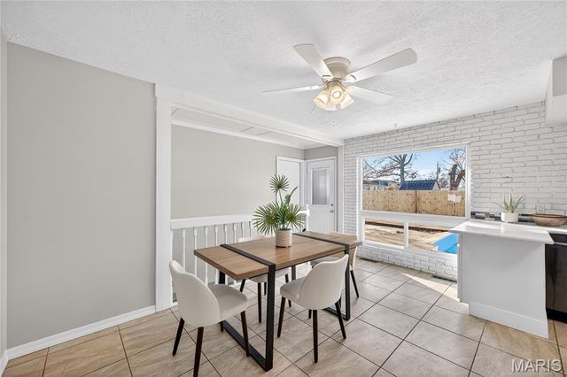 28 Saint Lawrence Drive, St Peters, MO 63376