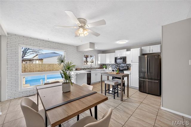 28 Saint Lawrence Drive, St Peters, MO 63376