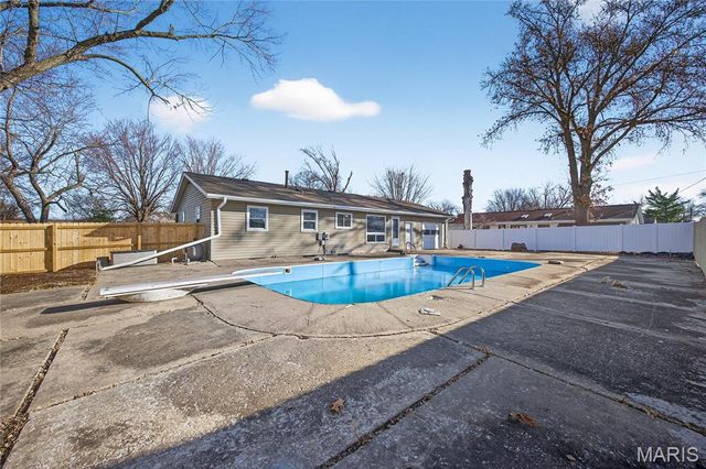 28 Saint Lawrence Drive, St Peters, MO 63376