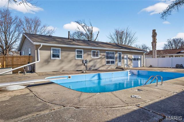 28 Saint Lawrence Drive, St Peters, MO 63376