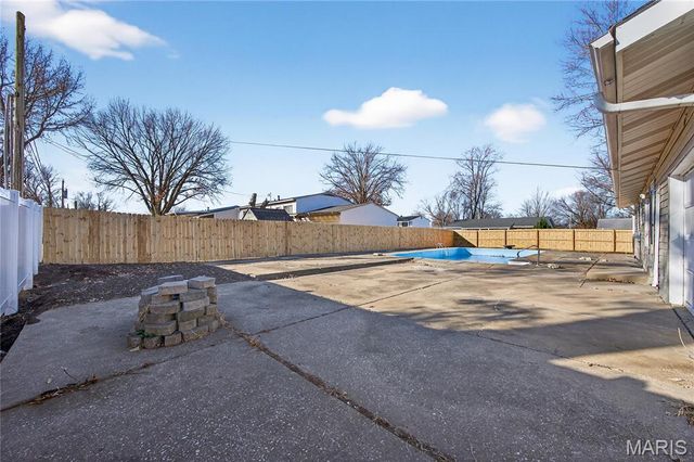 28 Saint Lawrence Drive, St Peters, MO 63376