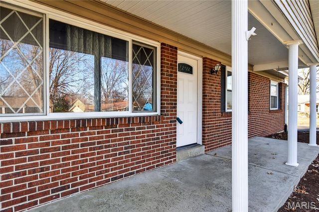 28 Saint Lawrence Drive, St Peters, MO 63376