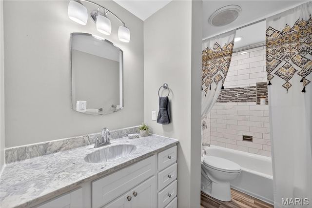 28 Saint Lawrence Drive, St Peters, MO 63376