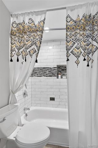 28 Saint Lawrence Drive, St Peters, MO 63376