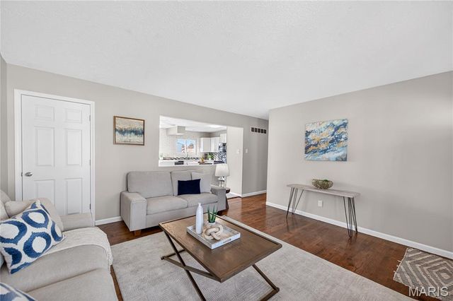 28 Saint Lawrence Drive, St Peters, MO 63376