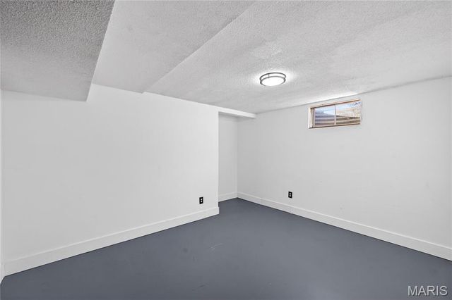 28 Saint Lawrence Drive, St Peters, MO 63376