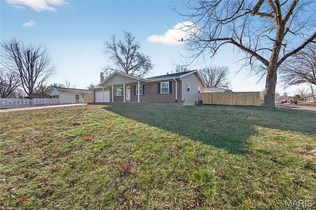 28 Saint Lawrence Drive, St Peters, MO 63376