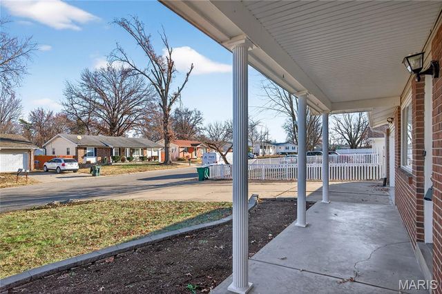 28 Saint Lawrence Drive, St Peters, MO 63376