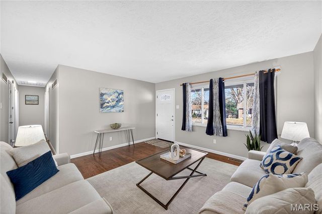 28 Saint Lawrence Drive, St Peters, MO 63376