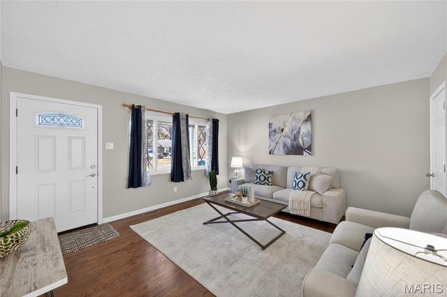 28 Saint Lawrence Drive, St Peters, MO 63376