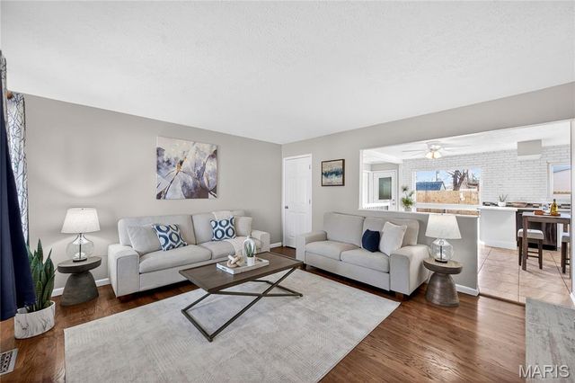 28 Saint Lawrence Drive, St Peters, MO 63376