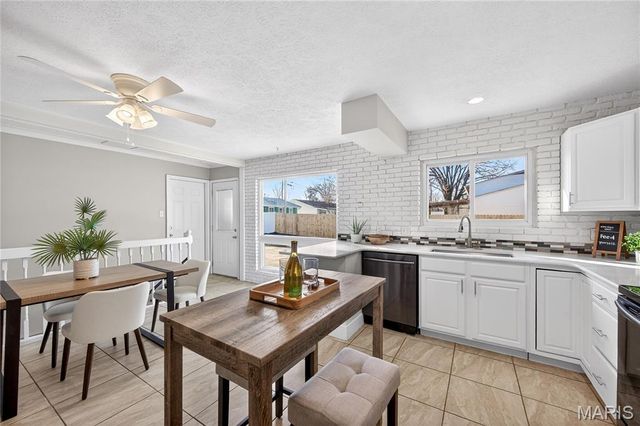 28 Saint Lawrence Drive, St Peters, MO 63376