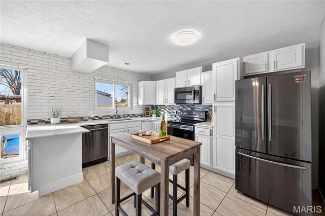 28 Saint Lawrence Drive, St Peters, MO 63376