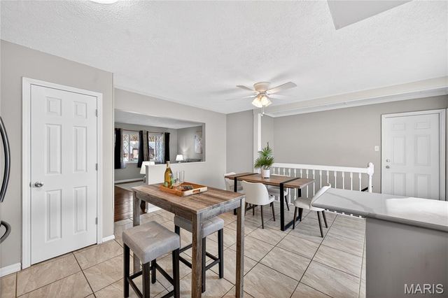 28 Saint Lawrence Drive, St Peters, MO 63376