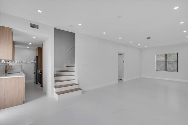 337 W 28th St, Miami Beach, FL 33140