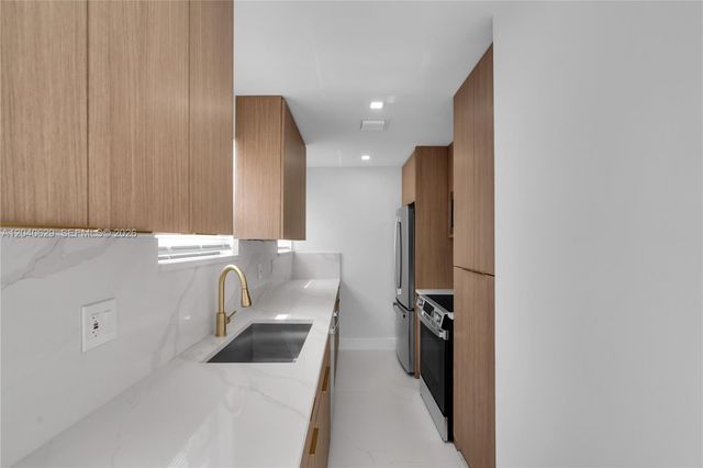 337 W 28th St, Miami Beach, FL 33140