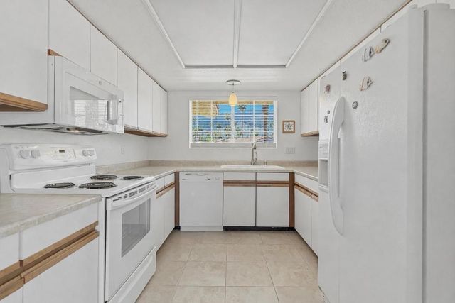 500 S Farrell Drive J64, Palm Springs, CA 92262