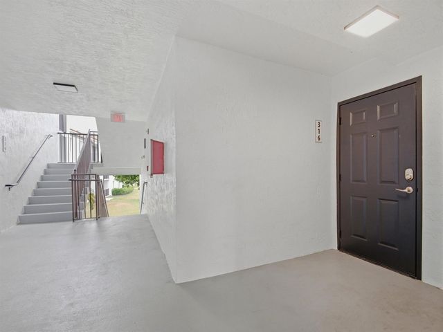 316 Villa Circle, Boynton Beach, FL 33435
