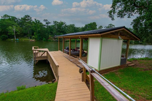 1671 West Pine Lake Drive, West Point, GA 31833